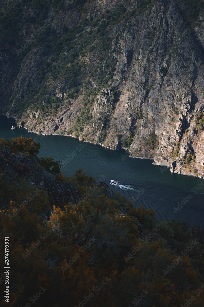 fotos del rio Sil en la Ribeira Sacra en galicia Orense ; Lugo; montañas y el rio ; barco en el rio