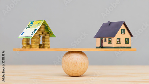 Finanzierung von Wohnungsbau durch die Bank photo