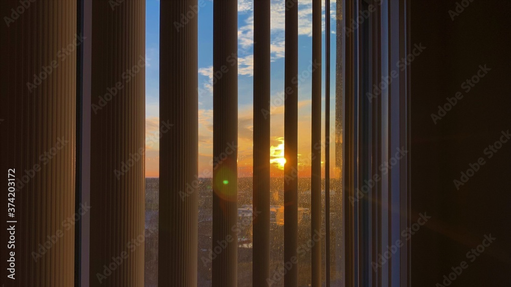 Obraz premium sunset through window blinds
