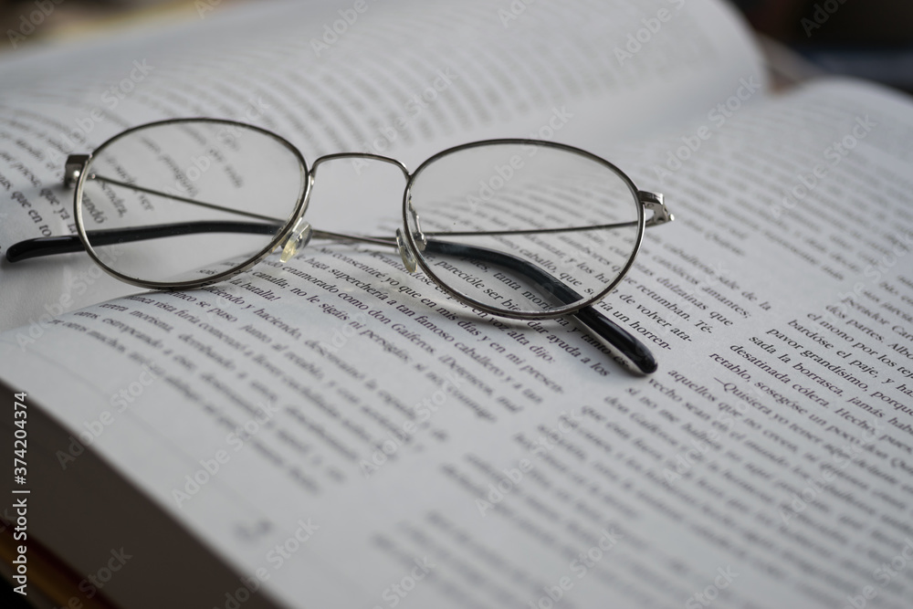 Lentes sobre libro abierto Lentes sobre libro abierto