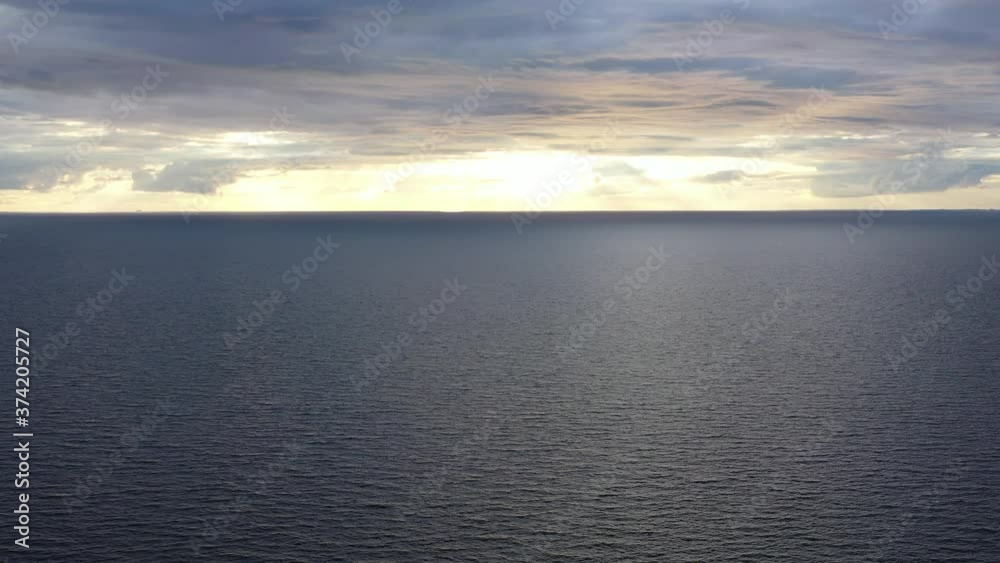 Himmel und Meer: Abendstimmung an der Ostsee Himmel und Meer: Abendstimmung an der Ostsee