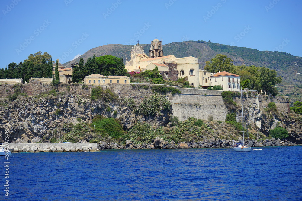 Isola di Lipari e panorama sul castello della città di Lipari
