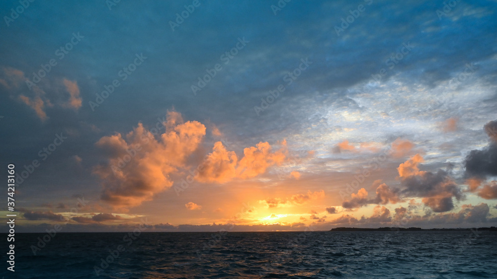 Fototapeta Abendrot am Himmel mit Wolken und Meer - drammatisch