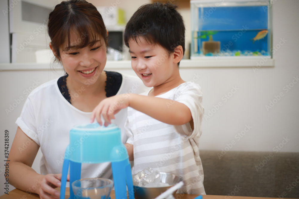 Obraz premium かき氷を作る親子