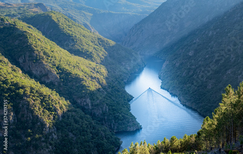 Fotografie canyon seen from above with a ship sailing leaving a wake in its wake in the can