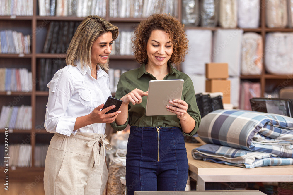 Mulheres de negócio em ambiente de trabalho.