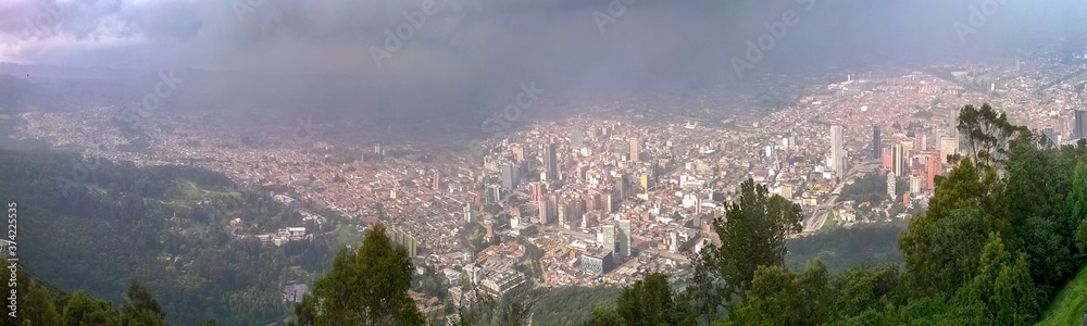 Vista panorámica de la ciudad de Bogotá desde el cerro de Monserrate, ciudad bajo las nubes vista aerea