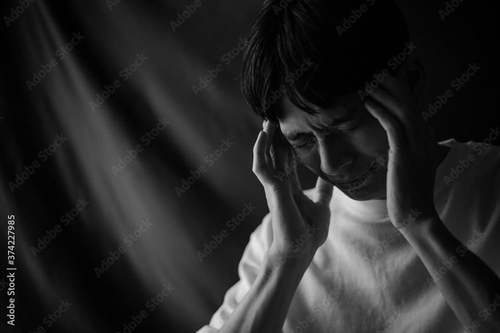 頭痛を感じる男性 頭痛を感じる男性