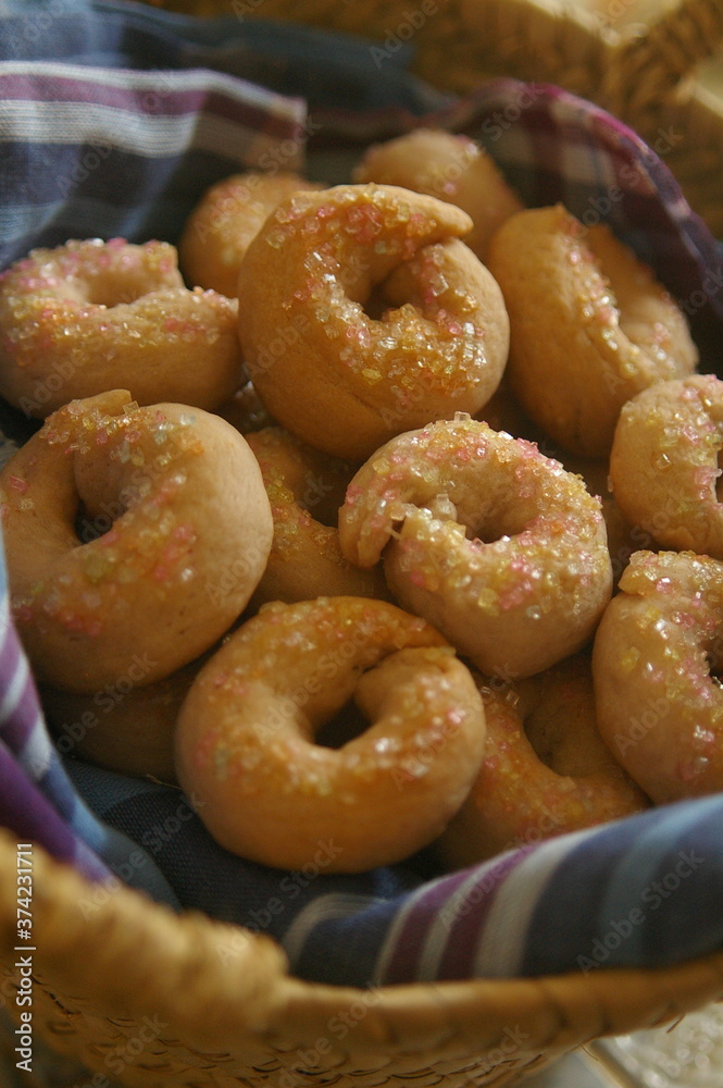 Naklejka premium homemade cookie with colorful sugar in the basket