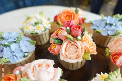 Beautiful flower cupcake for wedding © kwanbenz