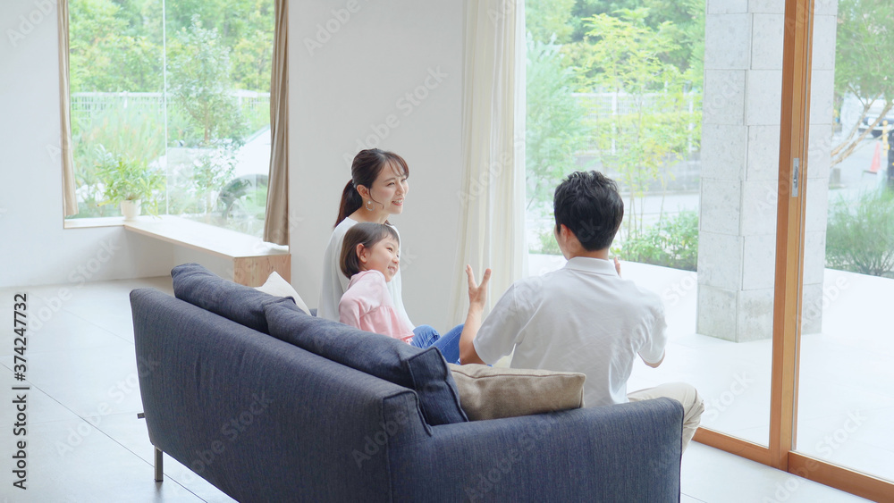 ソファーで話す家族 ソファーで話す家族