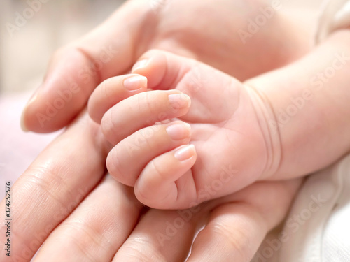 新生児の赤ちゃんと母の手のボディパーツ