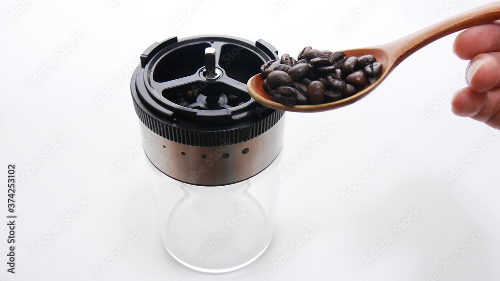 Fototapeta premium コーヒーミルにコーヒー豆を入れる