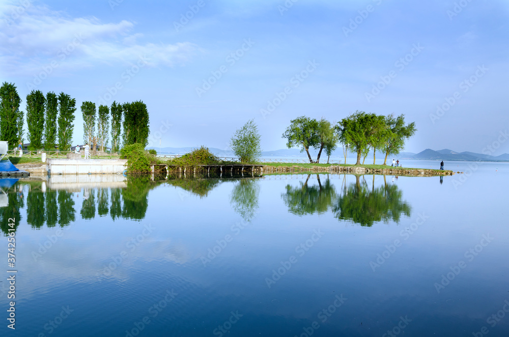 Fototapeta premium riflessi sul lago trasimeno