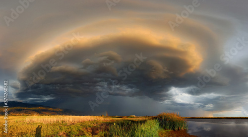 Foto A thunderhead over the wetlands near the Great Salt Lake