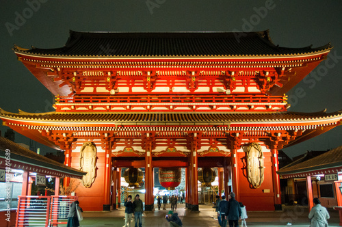 夜の浅草寺の門 
