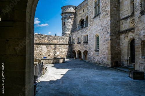 Le Barroux, village perché du Luberon en France.	 photo