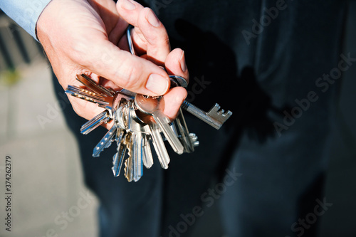 Canvastavla A hand holding ring with many keys.