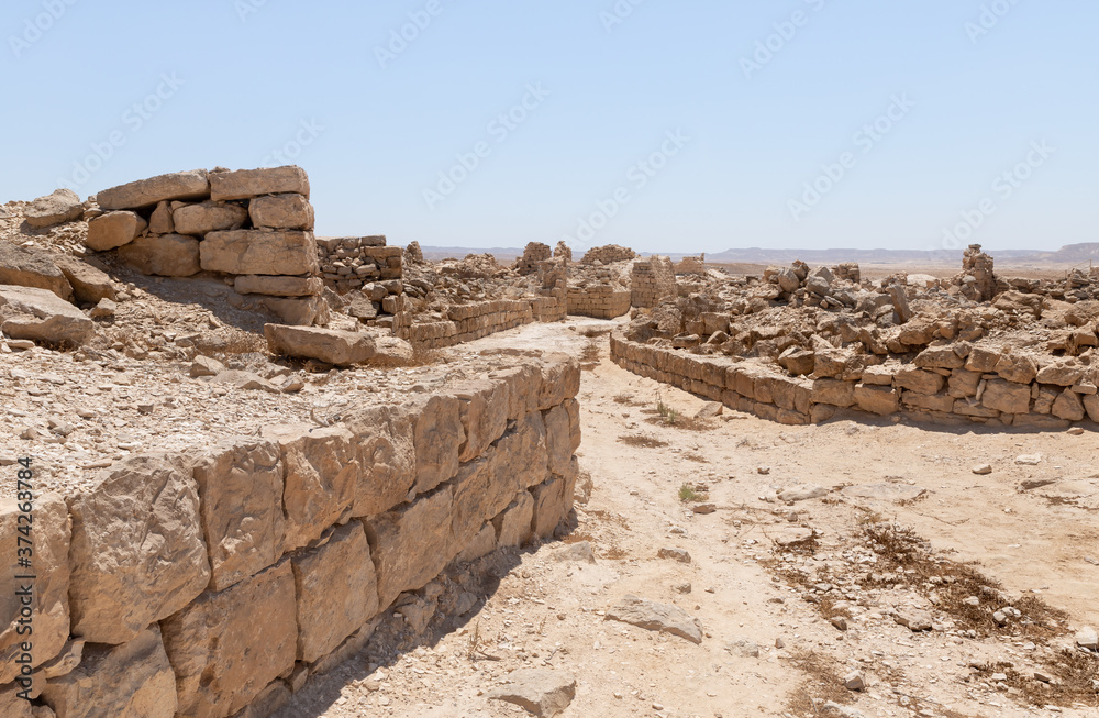 Obraz premium Shivta - a national park in southern Israel, includes the ruins of an ancient Nabatean city in the northern Negev.