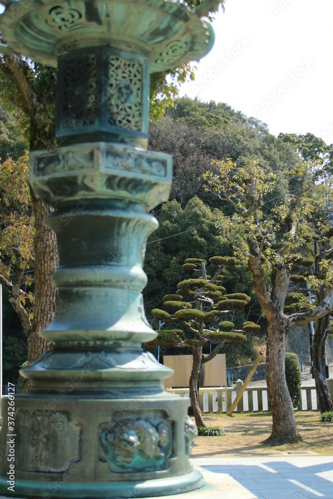 Obraz premium 日本の神社の境内(兵庫県神戸市：多井畑厄除八幡宮)