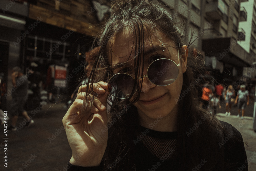 beautiful woman Young looking forward concept of positive progress fashion city street, people advertising campaign social media Mujer joven con gafas 