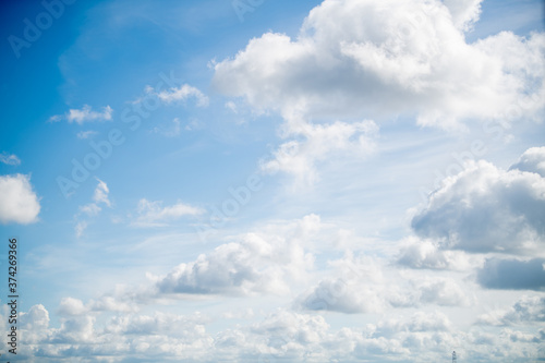 Fototapeta Naklejka Na Ścianę i Meble -  white cumulus clouds in the blue sky