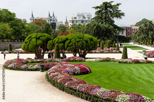 Obraz na płótnie Beautiful Park with a lot of green trees and bushes in Madrid, Span in September during the sunny day w salonie