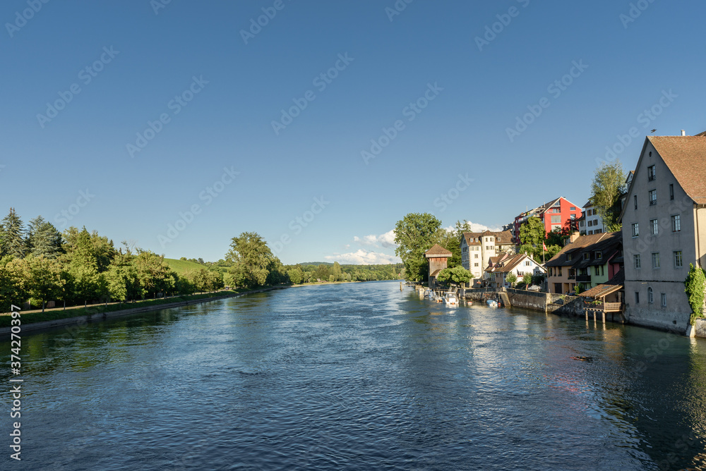 Der Rhein zwischen Diessenhofen und Gailingen. Kanton Thurgau, Schweiz - Landkreis Konstanz, Baden-Württemberg, Deutschland