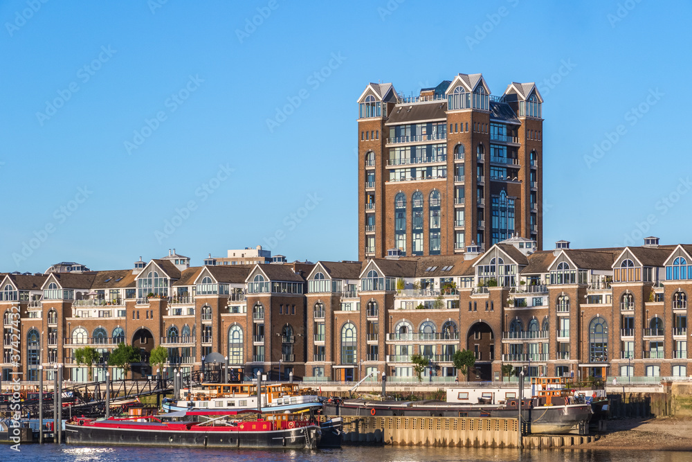 Obraz premium A riverside development at Plantation Wharf in London