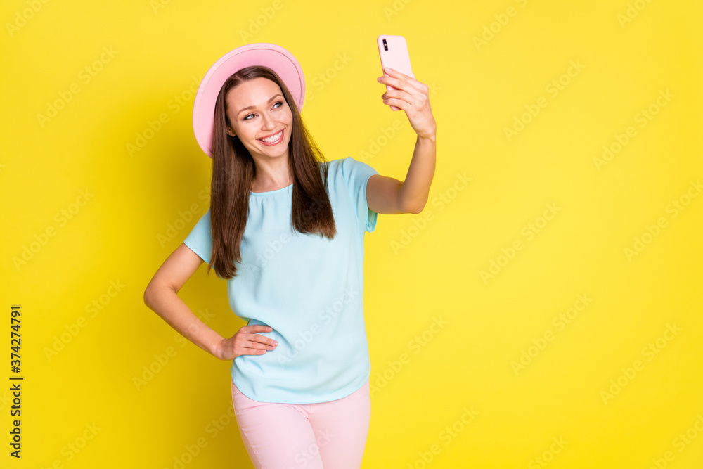 Photo of positive cheerful girl traveler use smart phone make selfie rest relax holiday blogging wear pink pants trousers isolated over bright shine color background Photo of positive cheerful girl traveler use smart phone make selfie rest relax holiday blogging wear pink pants trousers isolated over bright shine color background