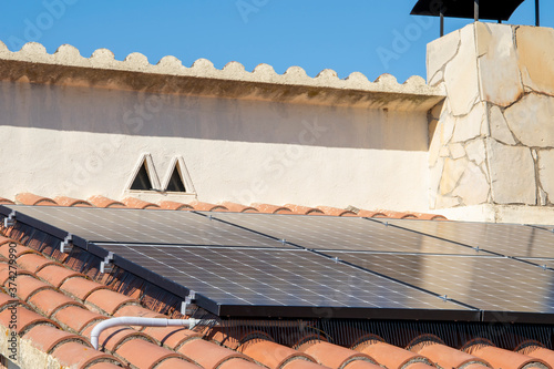 Conjunto de placas acumuladoras de energía instaladas en el tejado para aprovechar la radiación solar. photo