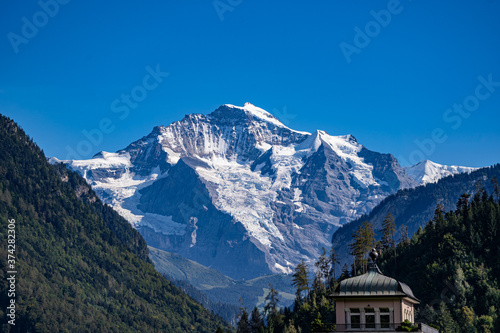 Interlaken Höhenmatte mit Jungfrau Sommer spezieller Blickwinkel blauer Himmel grün Kontraste etwas Wolken 