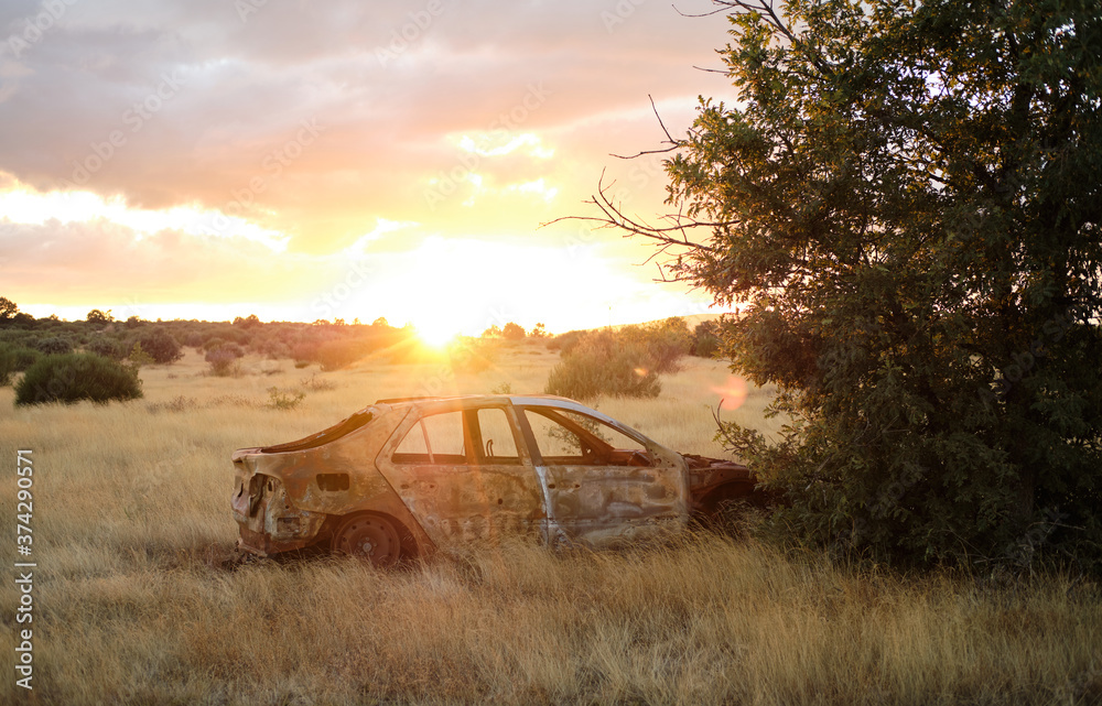 Coche abandonado en un paisaje espectacular. Cielo y nubes. Coche abandonado en un paisaje espectacular. Cielo y nubes.