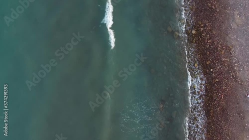 Vista aérea de drone sobre el mar con un hermoso paseo de madera al fondo la playa photo