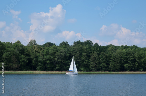 weißes Segelschiff auf See