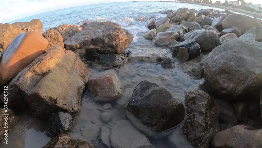 Vídeo de las rocas del mar con las olas y un muelle de madera Vídeo de las rocas del mar con las olas y un muelle de madera