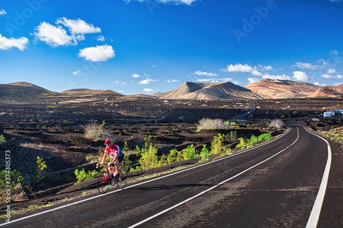 Auf der Kanareninsel Lanzarote finden Radsportler ideale Wetterbedingungen für ihren Sport photo