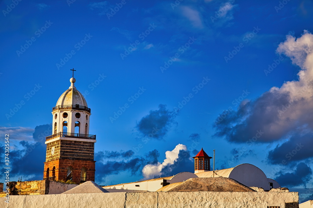 Fototapeta premium Na Wyspie Kanaryjskiej Lanzarote znajduje się wspaniały kościół San Miguel w malowniczym miasteczku Teguise