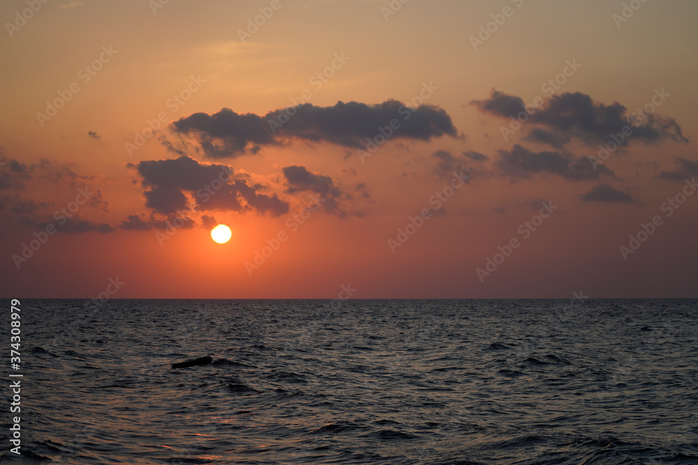 Fototapeta premium Sunset in the sea in Yalova Turkey.