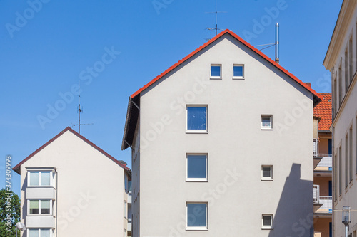 Weisses helles Wohnhaus, Seitenansicht, Hannover, Deutschland © detailfoto
