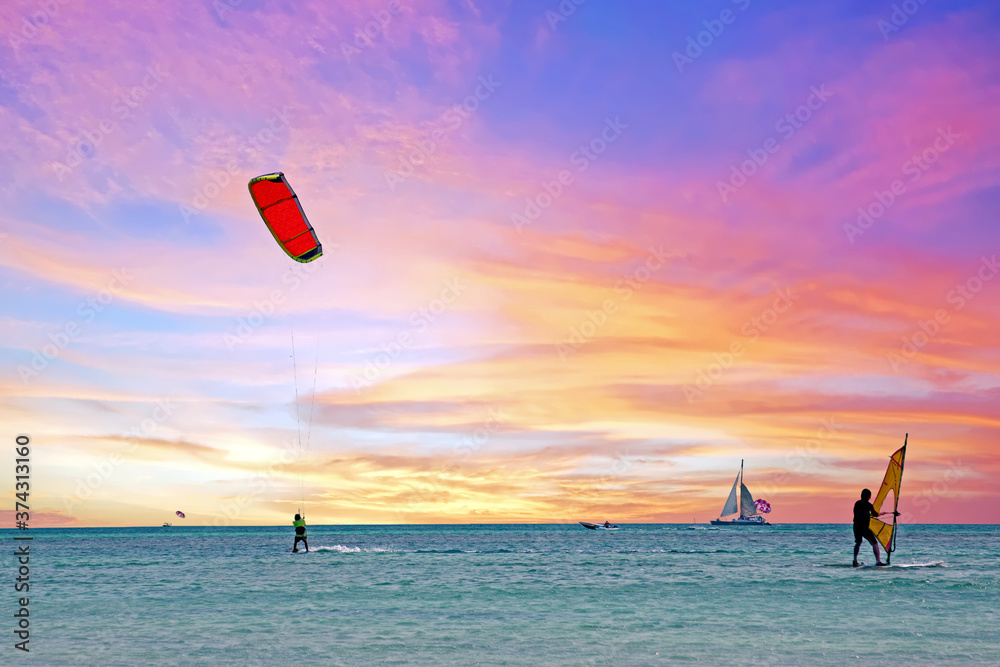 Φωτογραφία Watersports at Palm Beach on Aruba island in the Caribbean Sea at sunset