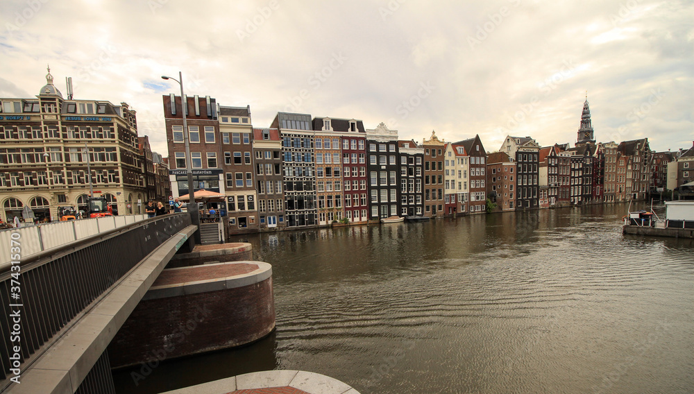 Romantisches Amsterdam; Blick von der  Nieuwe Brug auf die Häuser am Damrak (Wasserseite Warmoesstraat)