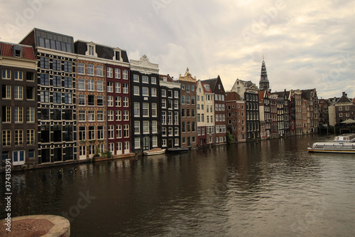 Romantisches Amsterdam; Blick von der Nieuwe Brug zum Damrak (Wasserseite der Warmoesstraat)