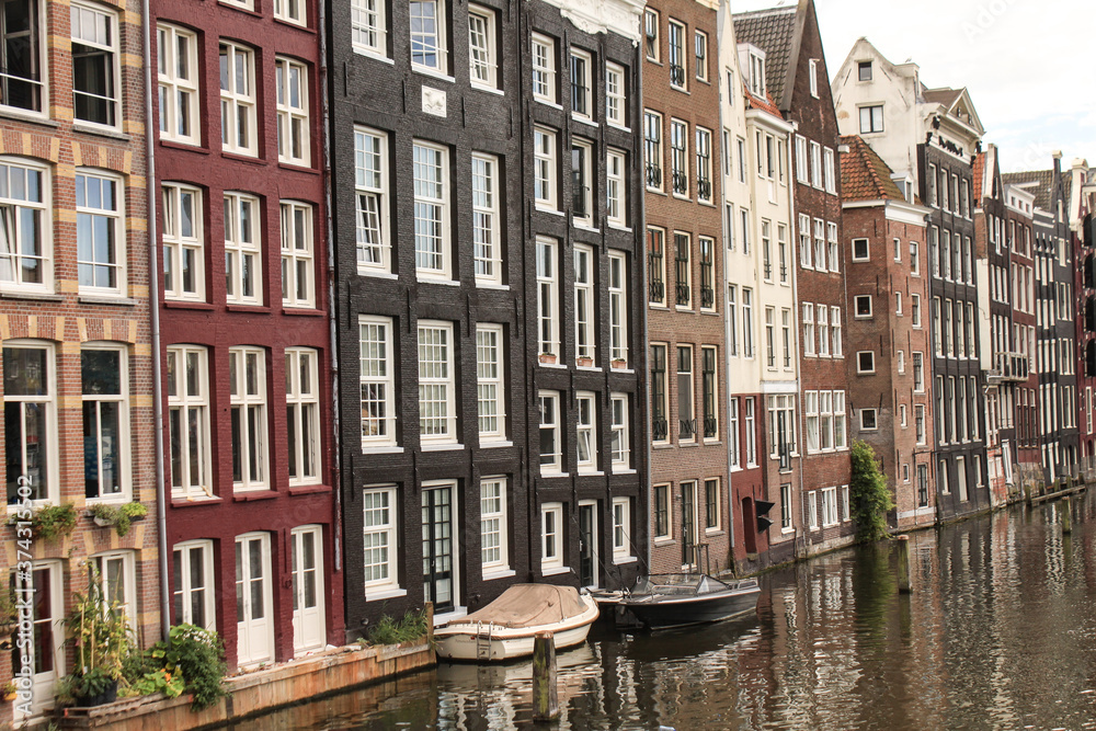 Romantisches Amsterdam; Häuserzeile am Damrak