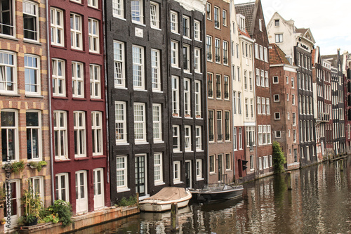 Romantisches Amsterdam; Häuserzeile am Damrak photo