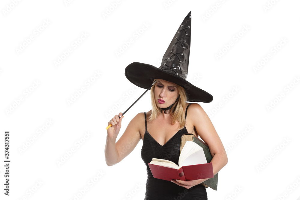 jeune et jolie femme blonde souriante déguisée en sorcière d'Halloween sexy avec un chapeau pointu sur fond isolé blanc de studio jeune et jolie femme blonde souriante déguisée en sorcière d'Halloween sexy avec un chapeau pointu sur fond isolé blanc de studio