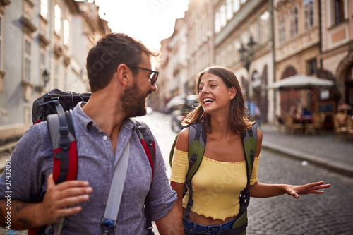 Canvas Print Boyfriend and girlfriend traveling together smiling and enjoying at summer vacation