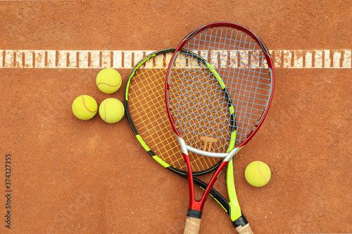 Tennis racquets with tennis balls on clay court © Atlas