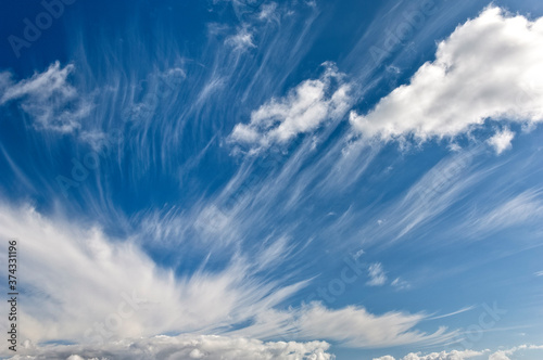 Zerzauste Cirruswolken vor blauem Himmelshintergrund