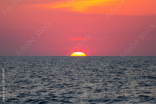 Fototapeta Naklejka Na Ścianę i Meble -  scarlet sunset over the sea, the sun set over the horizon